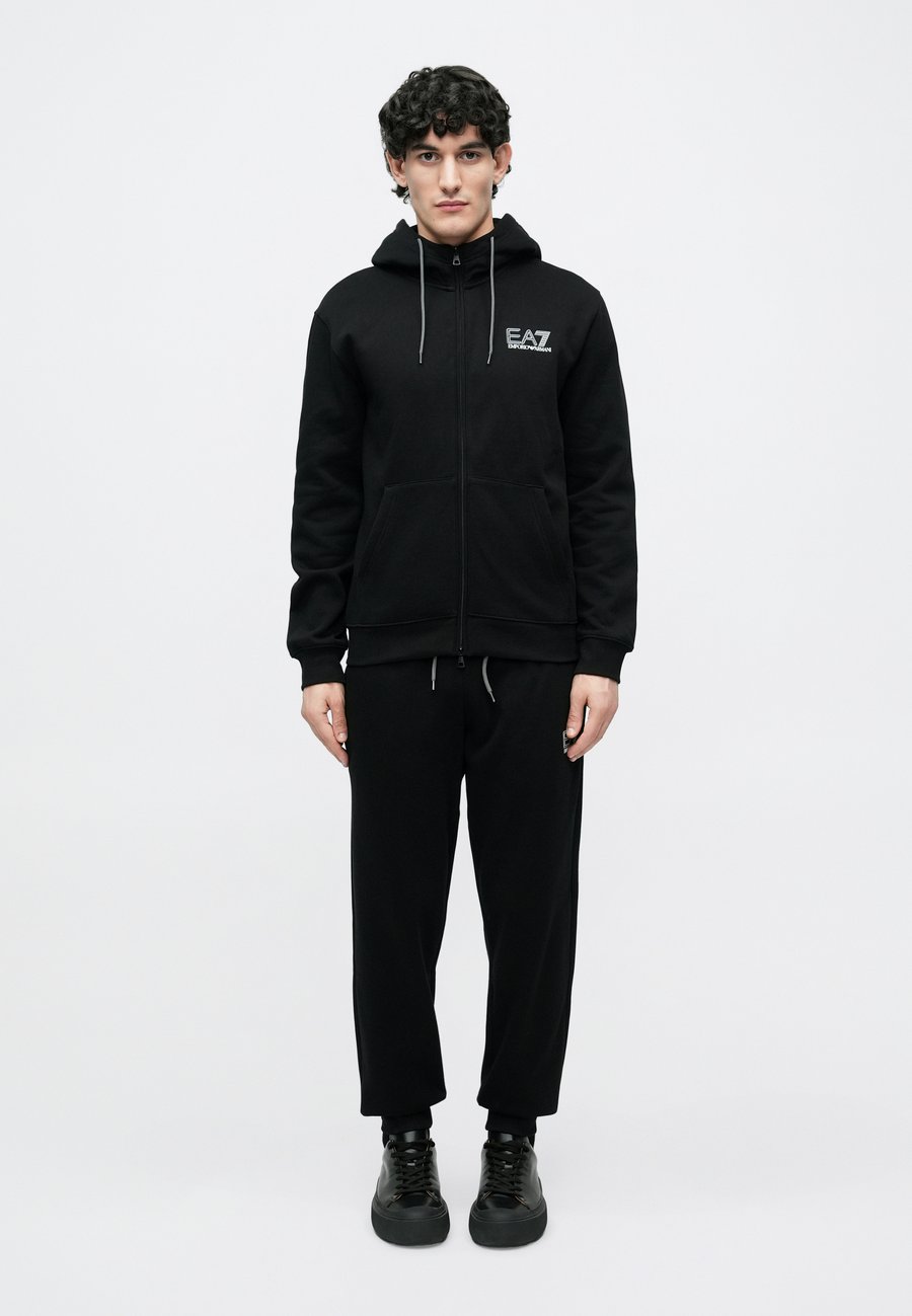 Спортивный костюм EA7 Emporio Armani TRAIN VISIBILITY SET, Black
Спортивный костюм EA7 Emporio Armani TRAIN VISIBILITY SET, Black