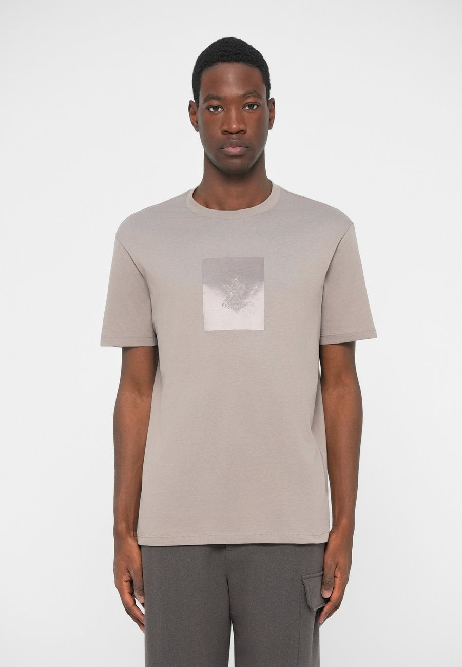 Футболка Armani Exchange Print T-shirt, Driftwood/Brown, Коричневый, Футболка Armani Exchange Print T-shirt, Driftwood/Brown
Футболка Armani Exchange Print T-shirt, Driftwood/Brown, Коричневый, Футболка Armani Exchange Print T-shirt, Driftwood/Brown
