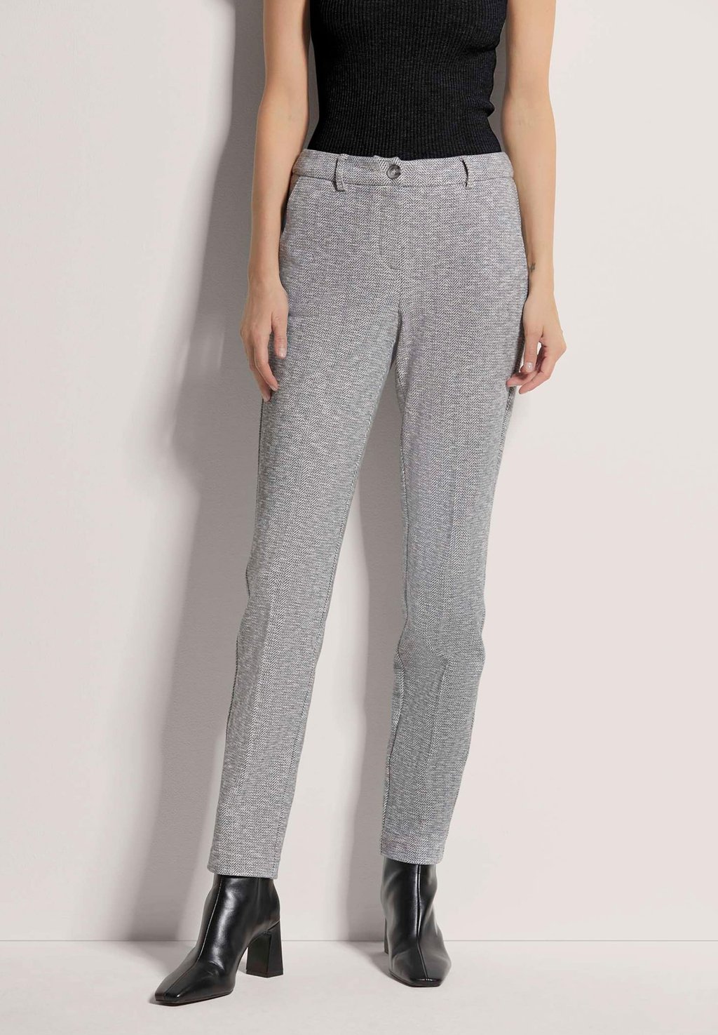 Чиносы SCHMALE BÜGELFALTEN MADELEINE, серый
Чиносы SCHMALE BÜGELFALTEN MADELEINE, серый