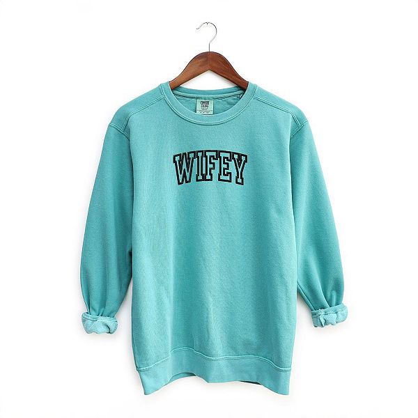 Вышитая футболка wifey varsity Simply Sage Market, Seafoam
Вышитая футболка wifey varsity Simply Sage Market, Seafoam
