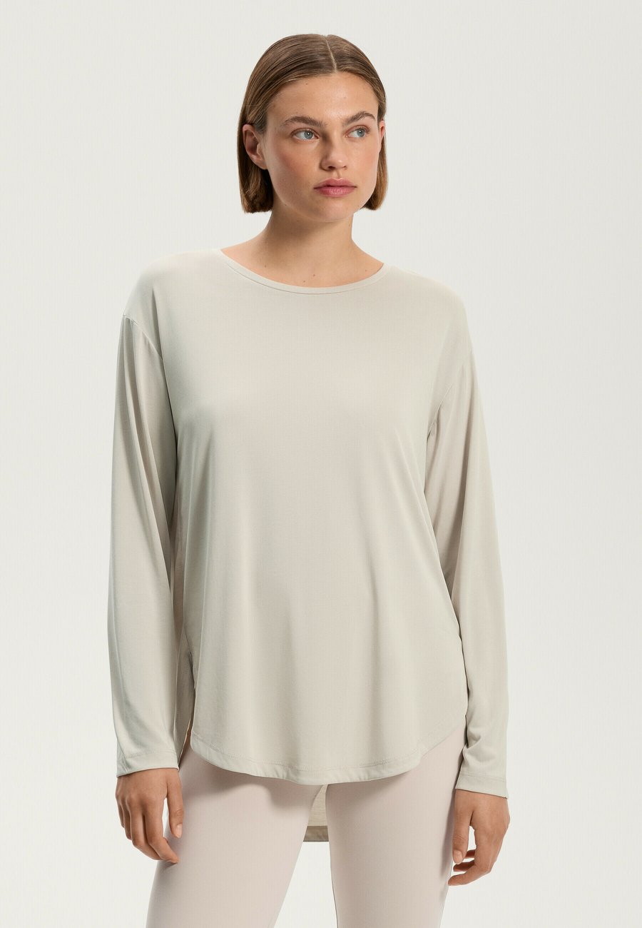 Топ OYSHO SOFT TOUCH LONG SLEEVE WITH BLACK PLEAT, Sand
Топ OYSHO SOFT TOUCH LONG SLEEVE WITH BLACK PLEAT, Sand