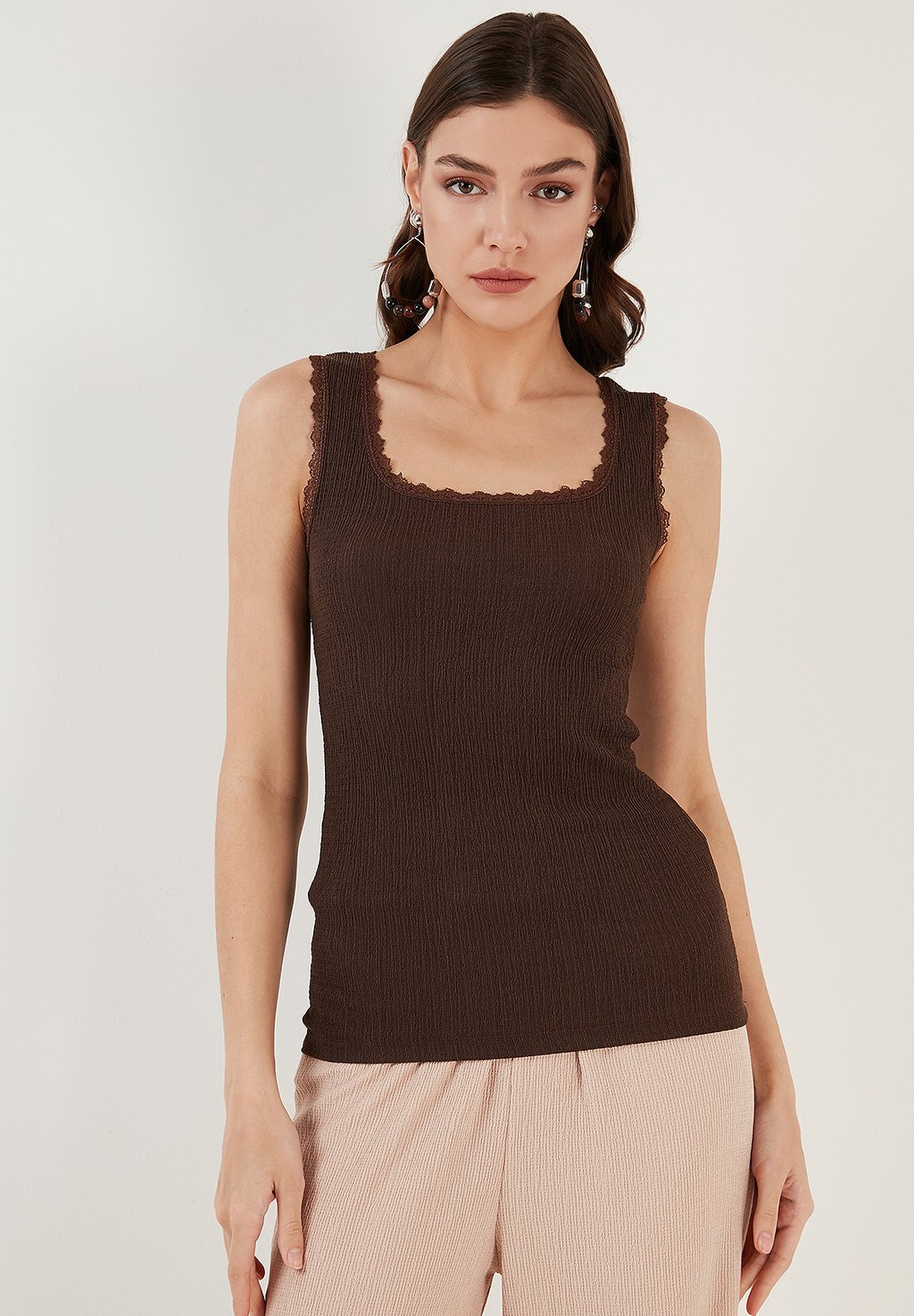 Топ SLIM FIT LELA, коричневый 
Топ SLIM FIT LELA, коричневый