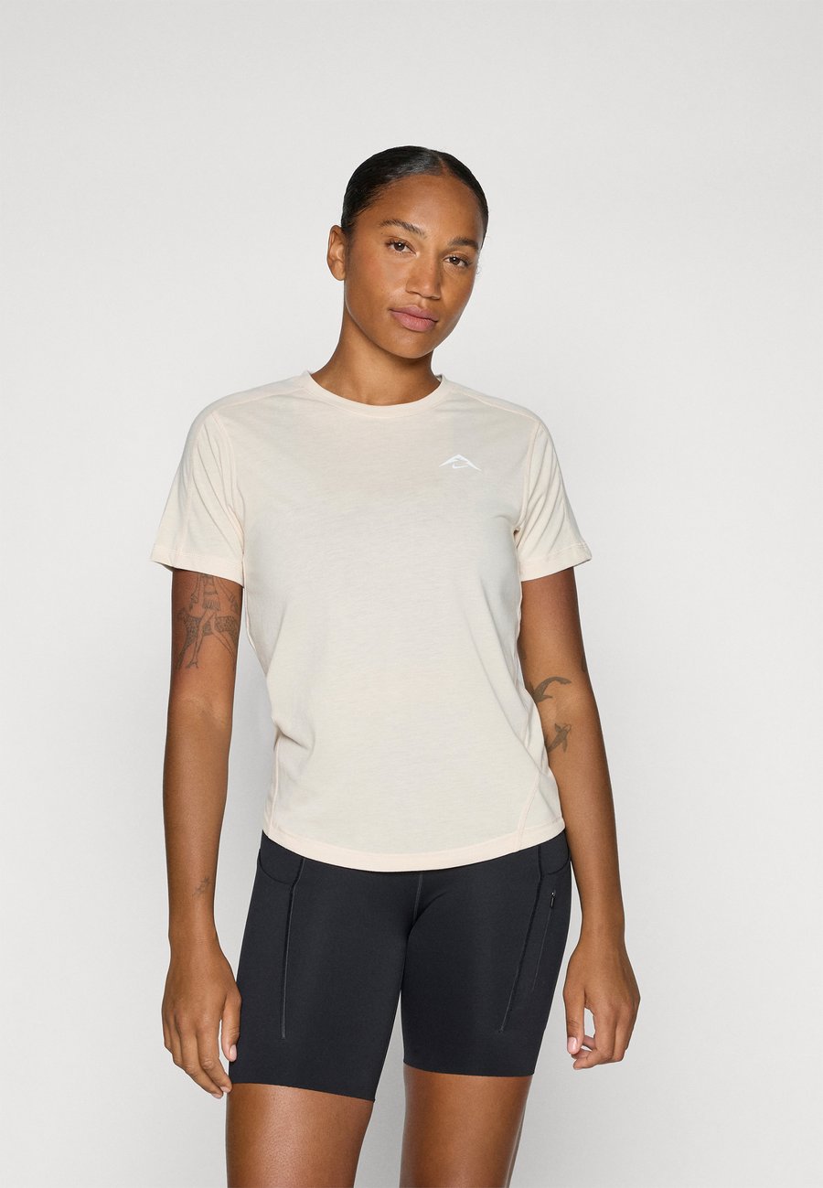 Футболка Nike Performance W NK TRAIL DF SS , Pearl White/Summit White/Beige, Белый, Футболка Nike Performance W NK TRAIL DF SS , Pearl White/Summit White/Beige
Футболка Nike Performance W NK TRAIL DF SS , Pearl White/Summit White/Beige, Белый, Футболка Nike Performance W NK TRAIL DF SS , Pearl White/Summit White/Beige