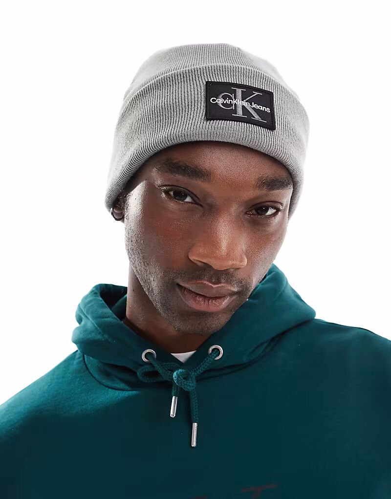 Шапка-бини с нашивкой-моно-логотипом Jeans серого цвета Calvin Klein Jeans
Шапка-бини с нашивкой-моно-логотипом Jeans серого цвета Calvin Klein Jeans