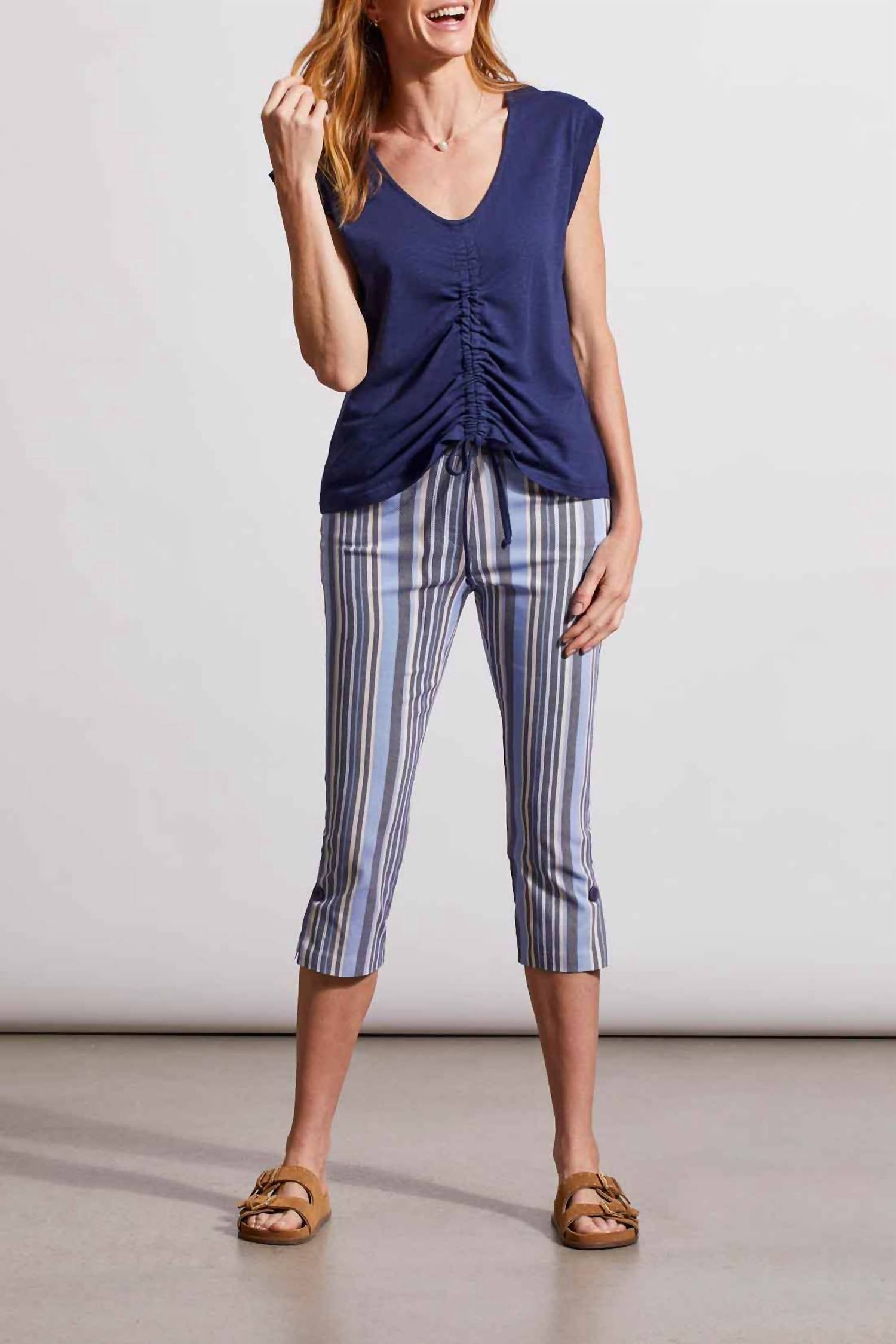 Топ с воланами и V-образным вырезом в цвете Jet Blue TRIBAL
Топ с воланами и V-образным вырезом в цвете Jet Blue TRIBAL