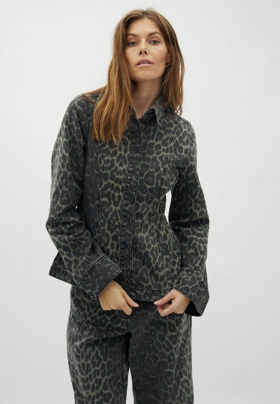 Блуза Global Funk FIROLA, Dark Leopard Mist/Evergreen
Блуза Global Funk FIROLA, Dark Leopard Mist/Evergreen