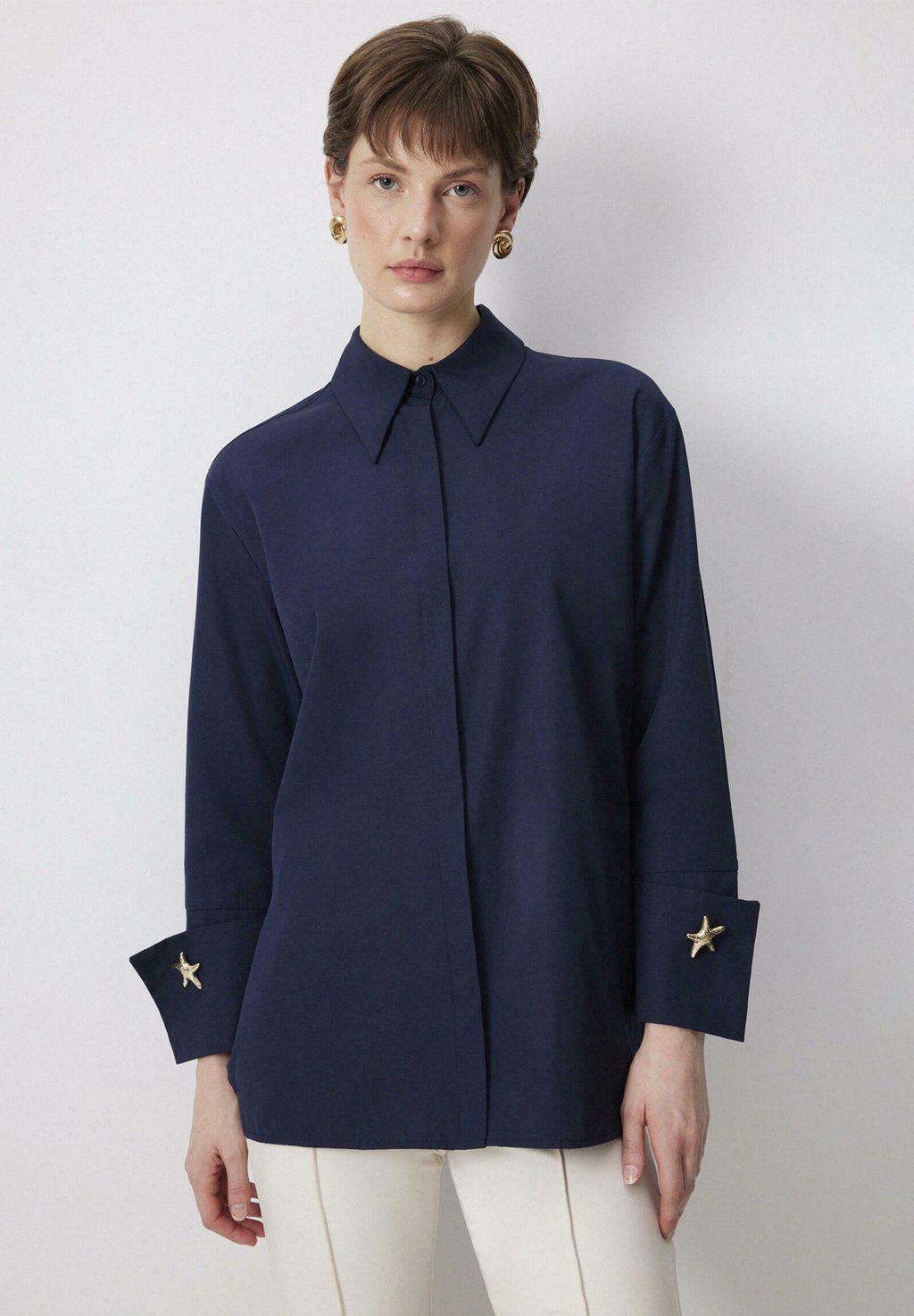 Блузка на пуговицах WITH WIDE CUFF Touché Privé, темно-синий
Блузка на пуговицах WITH WIDE CUFF Touché Privé, темно-синий