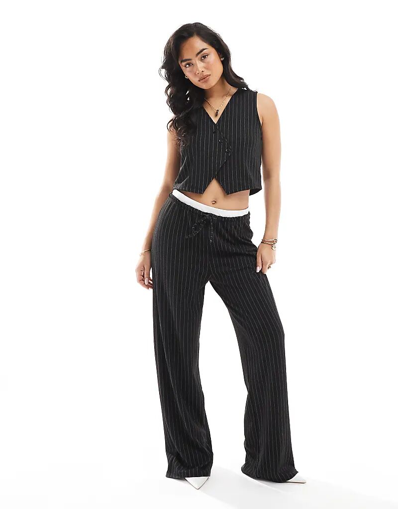 Брюки Pieces Suits с широкими штанинами, с двойным поясом, в черную тонкую полоску
Брюки Pieces Suits с широкими штанинами, с двойным поясом, в черную тонкую полоску