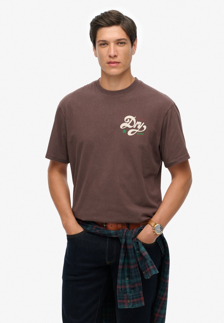 Футболка Superdry & Co TAP ROOM , Coffee Bean/Brown, Коричневый, Футболка Superdry & Co TAP ROOM , Coffee Bean/Brown
Футболка Superdry & Co TAP ROOM , Coffee Bean/Brown, Коричневый, Футболка Superdry & Co TAP ROOM , Coffee Bean/Brown