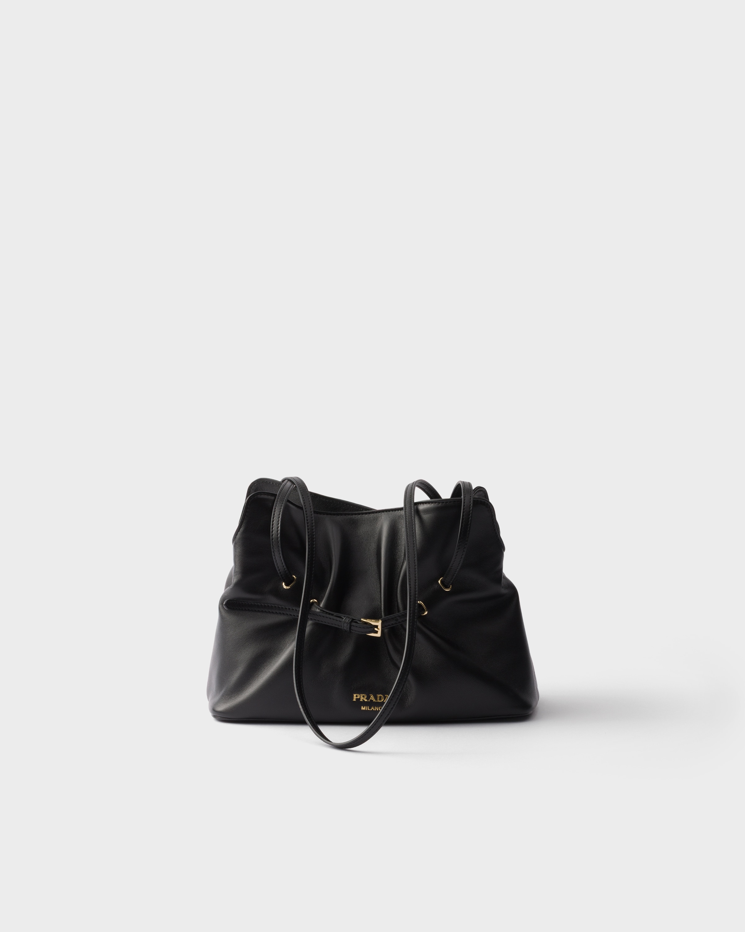 Маленькая кожаная сумка Prada Dada из наппы, черный
Маленькая кожаная сумка Prada Dada из наппы, черный