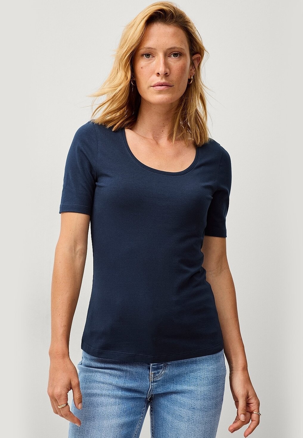 Базовая футболка MIT TIEFEM AUSSCHNITT Ellos Collection, темно-синий
Базовая футболка MIT TIEFEM AUSSCHNITT Ellos Collection, темно-синий