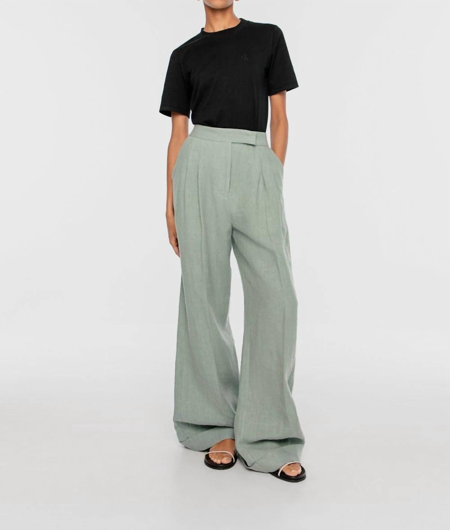 Черная футболка Dāl the Label
Черная футболка Dāl the Label