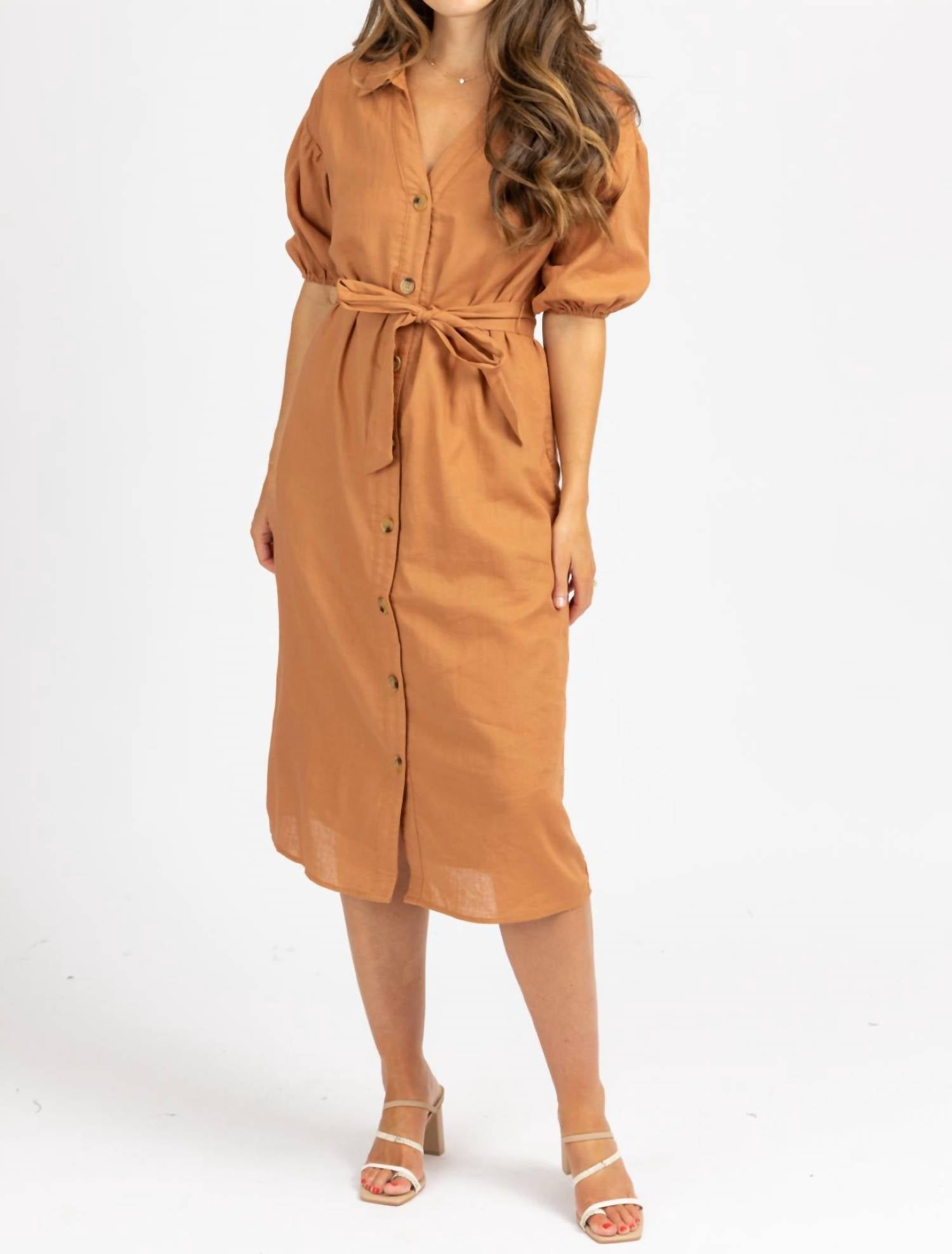 Платье миди с воротником и завязкой на талии в цвете Auburn Blue Blush
Платье миди с воротником и завязкой на талии в цвете Auburn Blue Blush