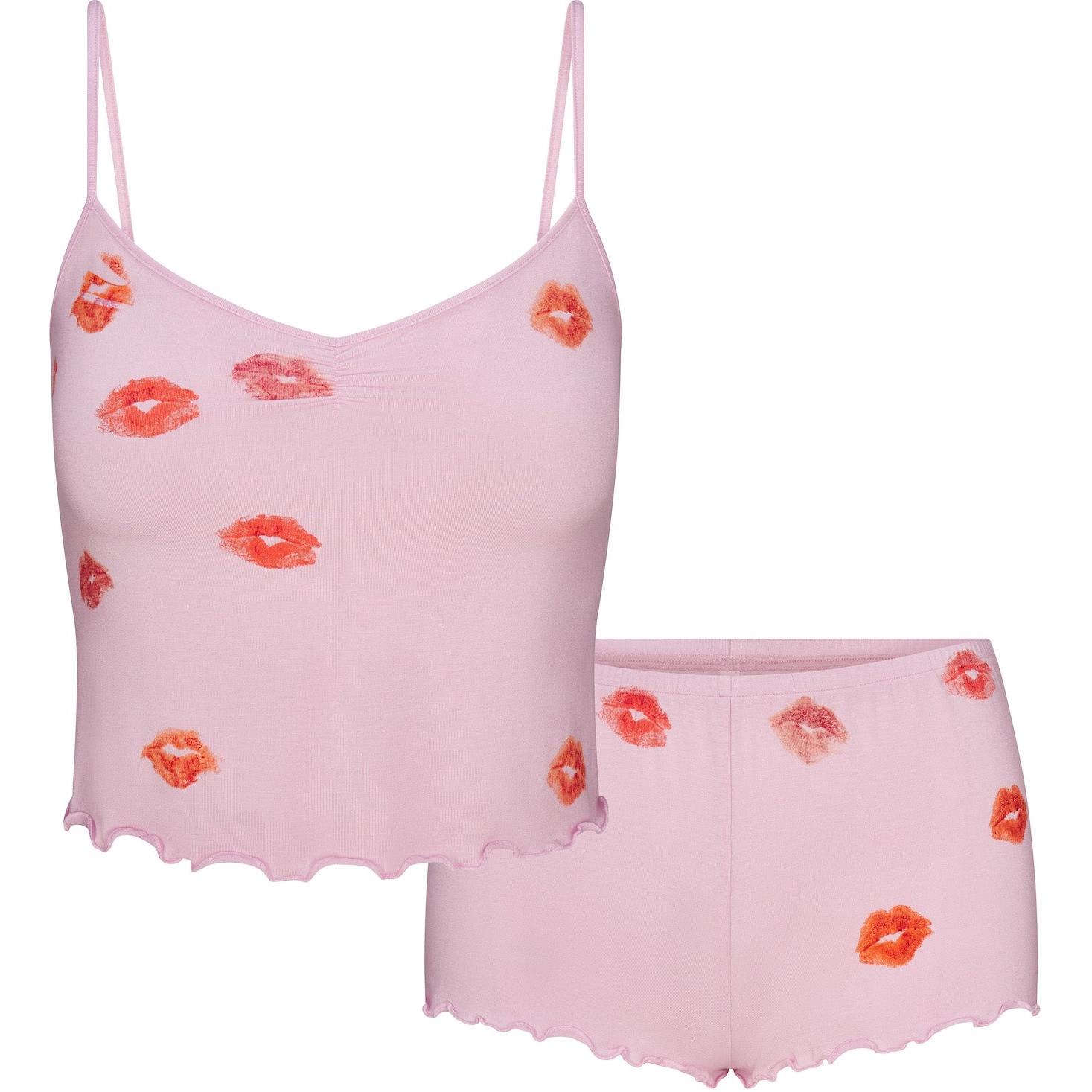 Комплект пижамы Valentine's Day Collection SS25 SLEEP CAMI SET женский Cherry Blossom Lipstick Skims, Cherry Blossom Lipstick
Комплект пижамы Valentine's Day Collection SS25 SLEEP CAMI SET женский Cherry Blossom Lipstick Skims, Cherry Blossom Lipstick