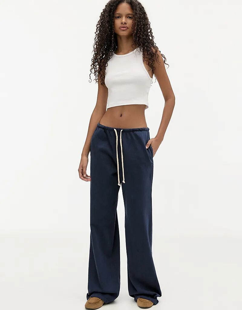 Широкие спортивные брюки Pull&Bear с контрастной завязкой в темно-синем цвете
Широкие спортивные брюки Pull&Bear с контрастной завязкой в темно-синем цвете