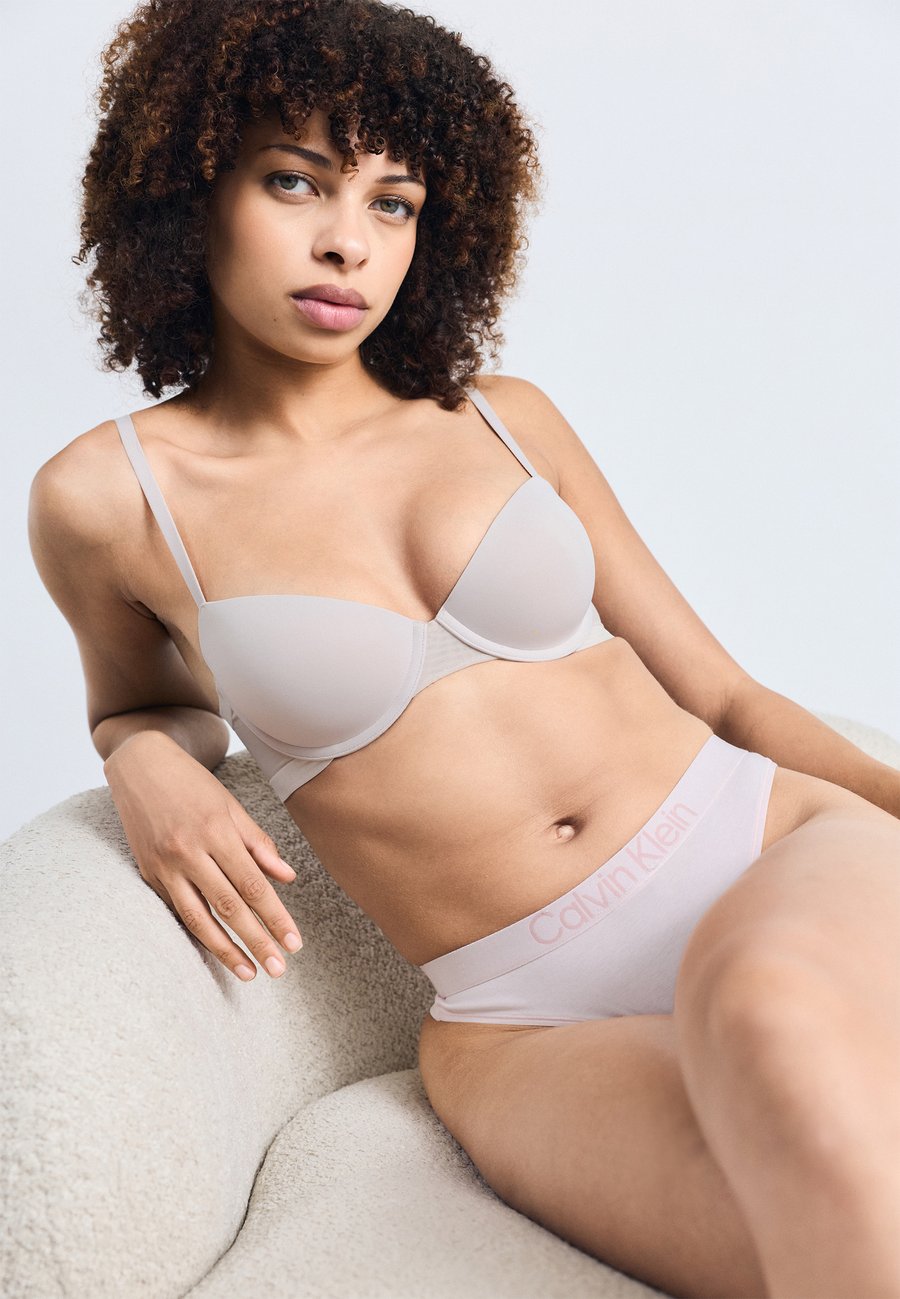 Трусы Calvin Klein Underwear THONG, Eggshell Pink/Nude
Трусы Calvin Klein Underwear THONG, Eggshell Pink/Nude