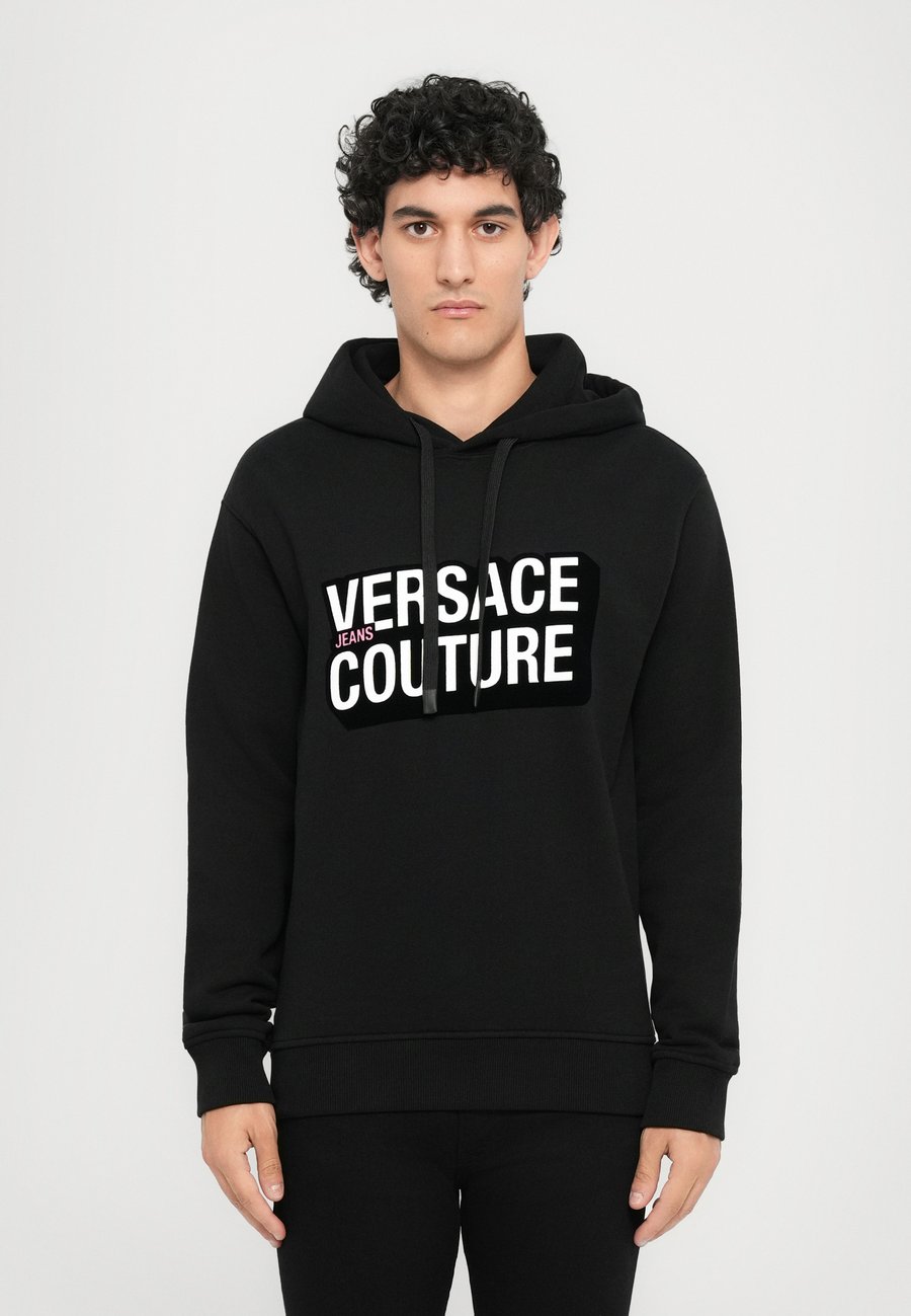 Худи Versace Jeans Couture LOGO SQUARE FLOCK, Black
Худи Versace Jeans Couture LOGO SQUARE FLOCK, Black