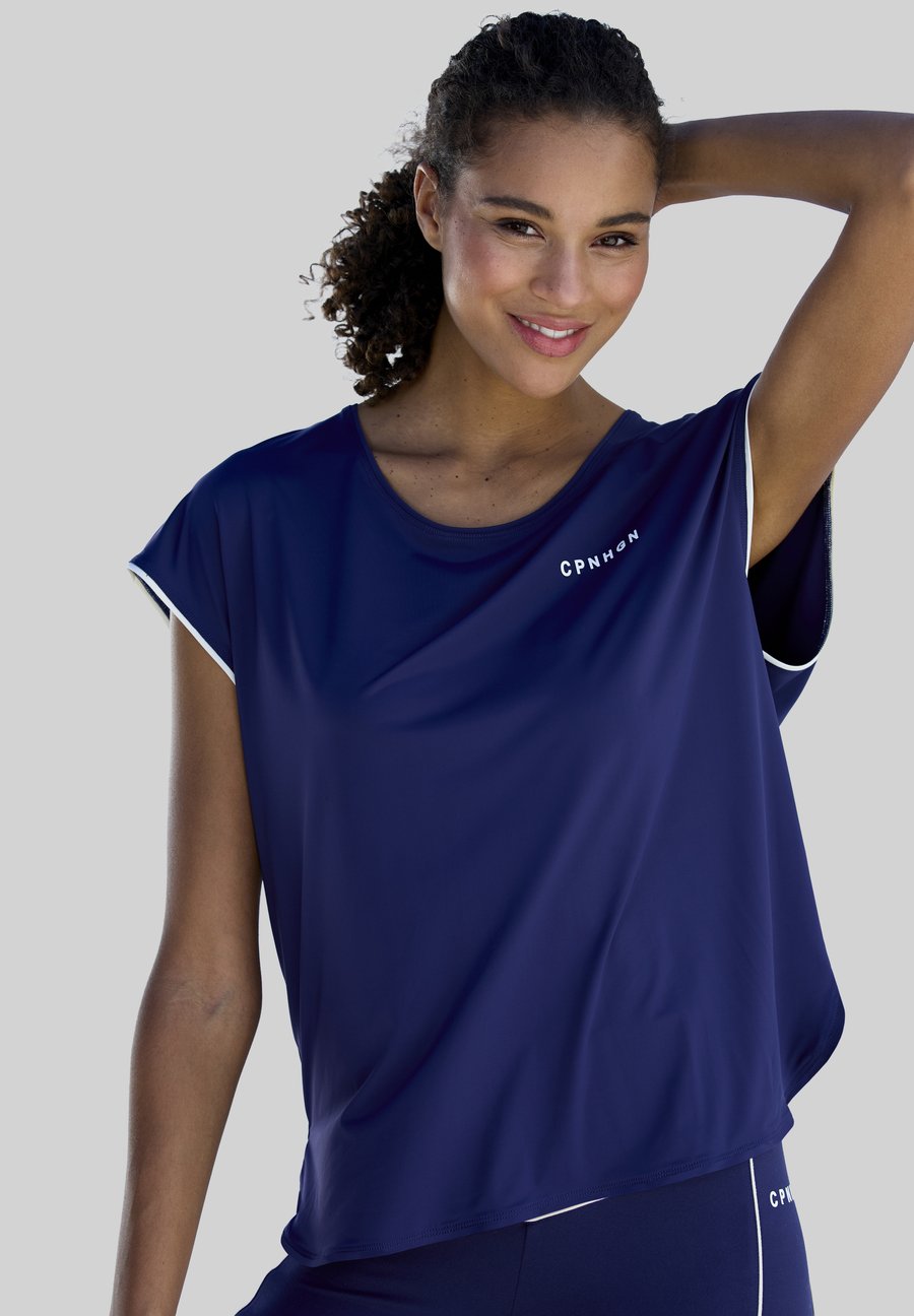 Футболка Copenhagen Studios COPENHAGEN T-SHIRT, Navy/Blue, Синий, Футболка Copenhagen Studios COPENHAGEN T-SHIRT, Navy/Blue
Футболка Copenhagen Studios COPENHAGEN T-SHIRT, Navy/Blue, Синий, Футболка Copenhagen Studios COPENHAGEN T-SHIRT, Navy/Blue