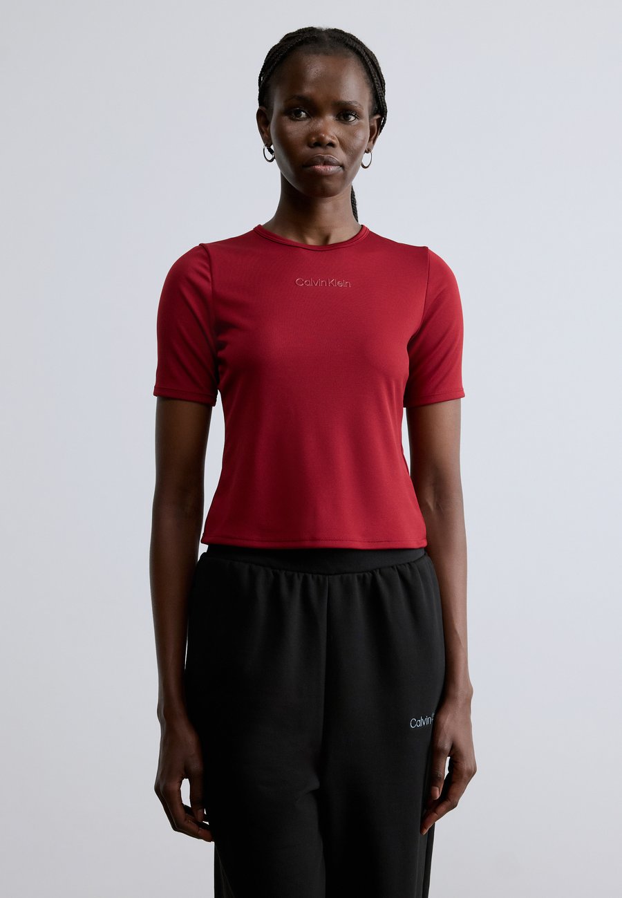 Футболка Calvin Klein TEE, Fall Berry/Red, Красный, Футболка Calvin Klein TEE, Fall Berry/Red
Футболка Calvin Klein TEE, Fall Berry/Red, Красный, Футболка Calvin Klein TEE, Fall Berry/Red