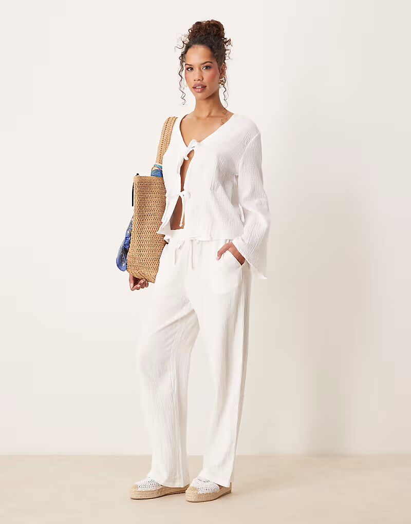 Широкие брюки из марли JDY белого цвета
Широкие брюки из марли JDY белого цвета