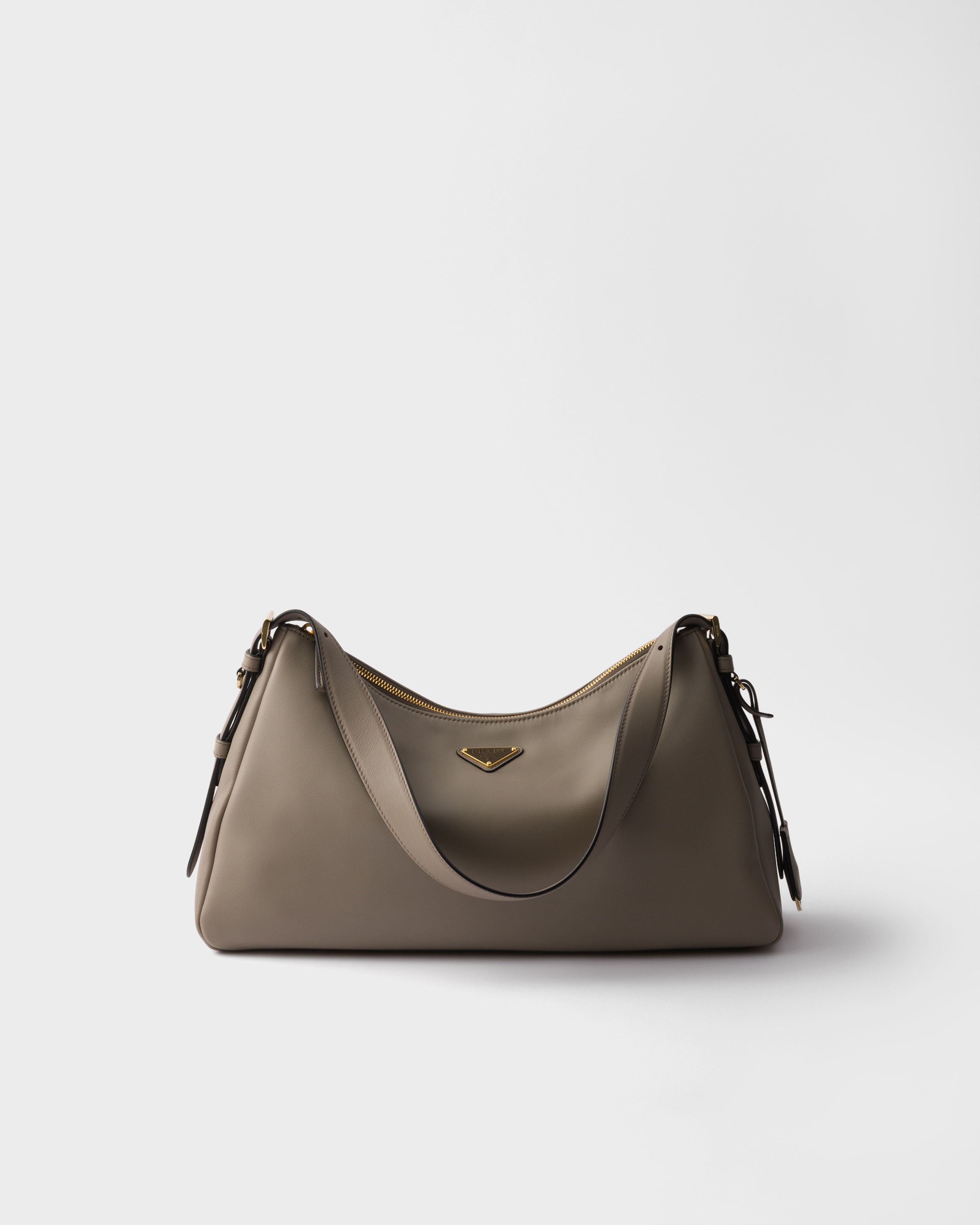 Большая кожаная сумка Prada Aimée через плечо Prada, глина
Большая кожаная сумка Prada Aimée через плечо Prada, глина