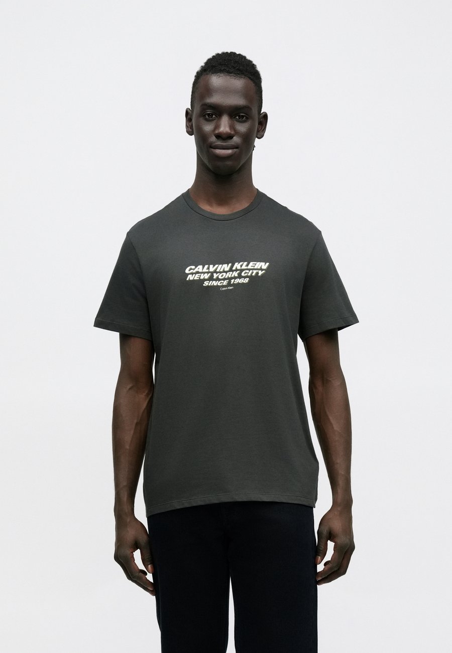 Футболка Calvin Klein GRAPHIC TEE, Pirate Black/Grey, Черный, Футболка Calvin Klein GRAPHIC TEE, Pirate Black/Grey
Футболка Calvin Klein GRAPHIC TEE, Pirate Black/Grey, Черный, Футболка Calvin Klein GRAPHIC TEE, Pirate Black/Grey