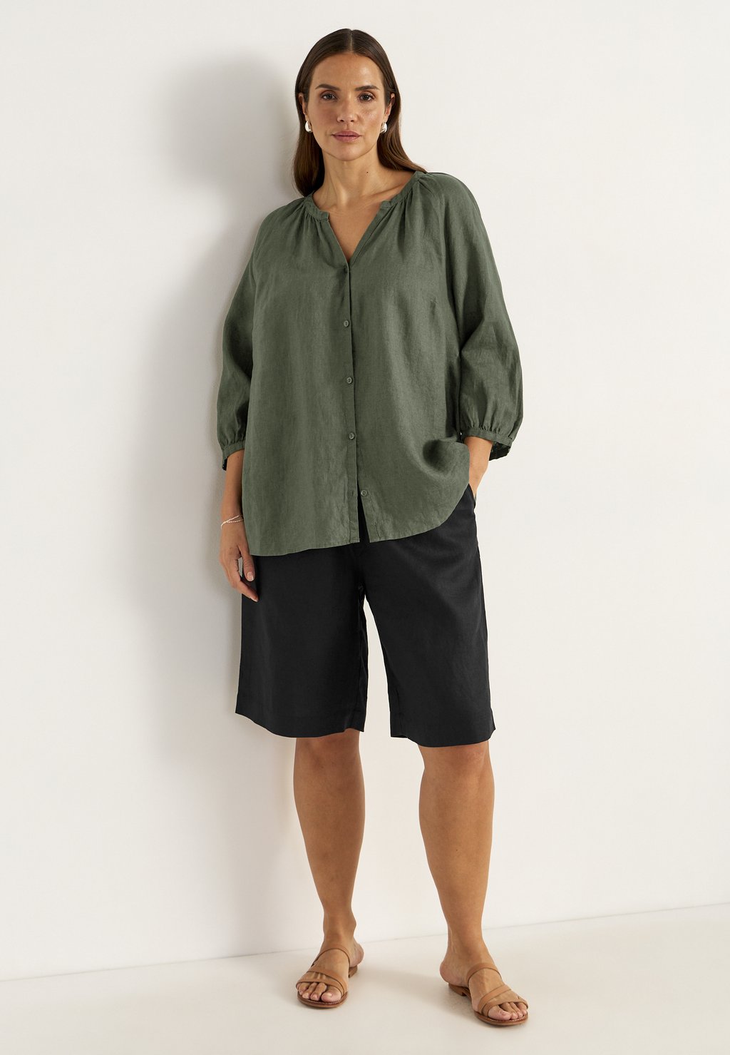 Шорты WITH ELASTIC AT THE WAIST Cellbes of Sweden, черный 
Шорты WITH ELASTIC AT THE WAIST Cellbes of Sweden, черный