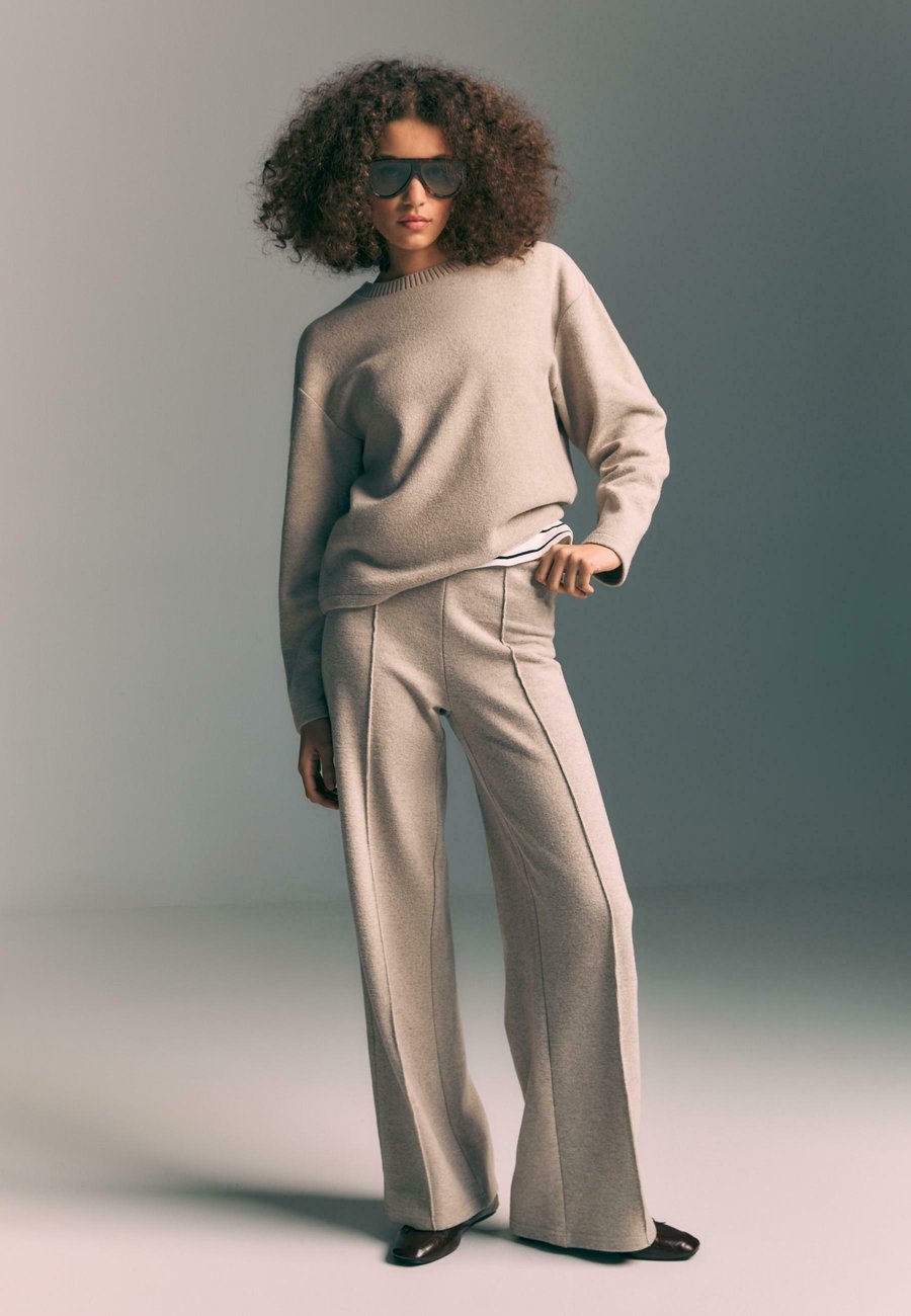 Брюки Stradivarius WITH SEAM DETAIL , Light Brown
Брюки Stradivarius WITH SEAM DETAIL , Light Brown