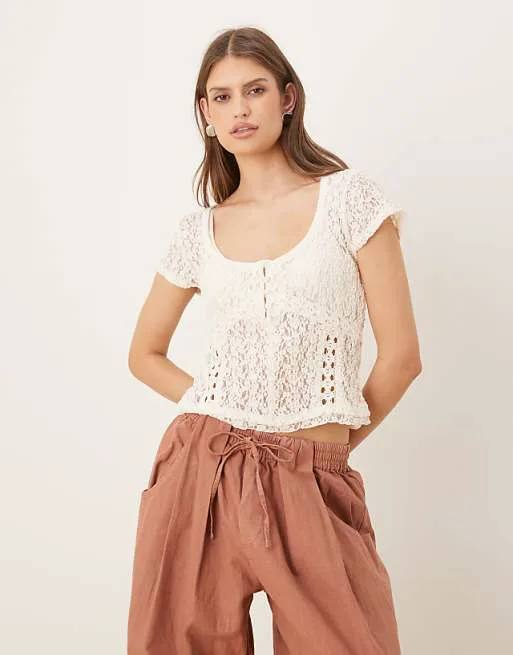 Белый кружевной топ с короткими рукавами Free People
Белый кружевной топ с короткими рукавами Free People