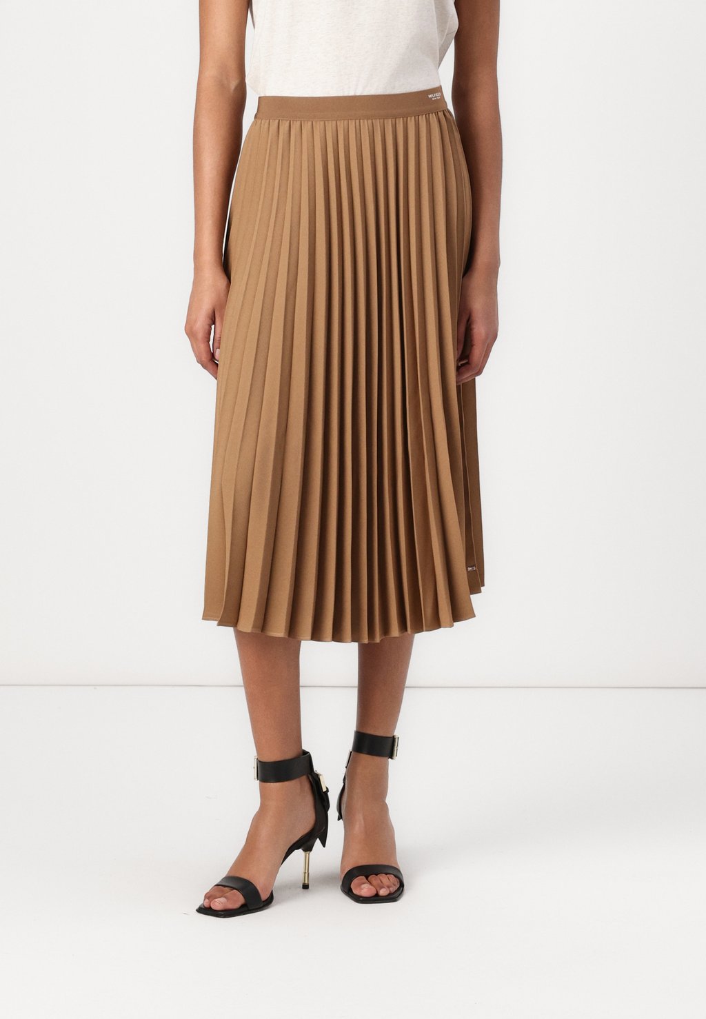 Юбка А-силуэта FLUID PLEATED PULL ON MIDI SKIRT - Pleated skirt Tommy Hilfiger, коричневый
Юбка А-силуэта FLUID PLEATED PULL ON MIDI SKIRT - Pleated skirt Tommy Hilfiger, коричневый