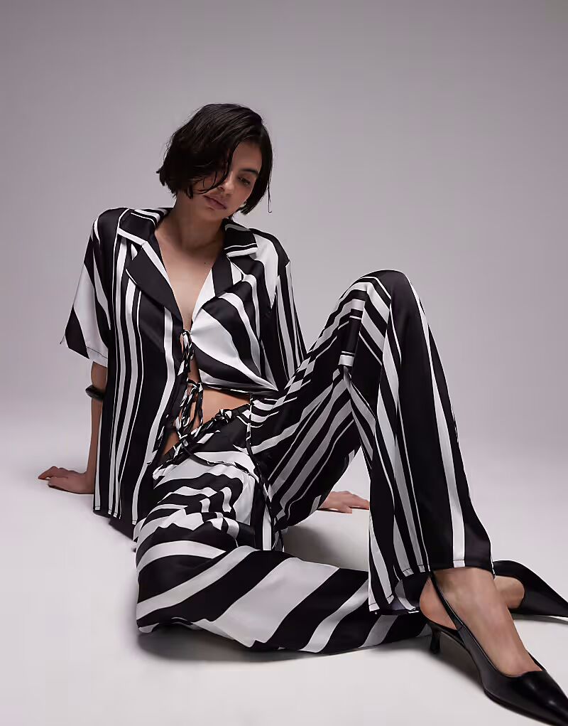 Рубашка SNDYS с короткими рукавами и завязкой спереди в однотонную полоску
Рубашка SNDYS с короткими рукавами и завязкой спереди в однотонную полоску