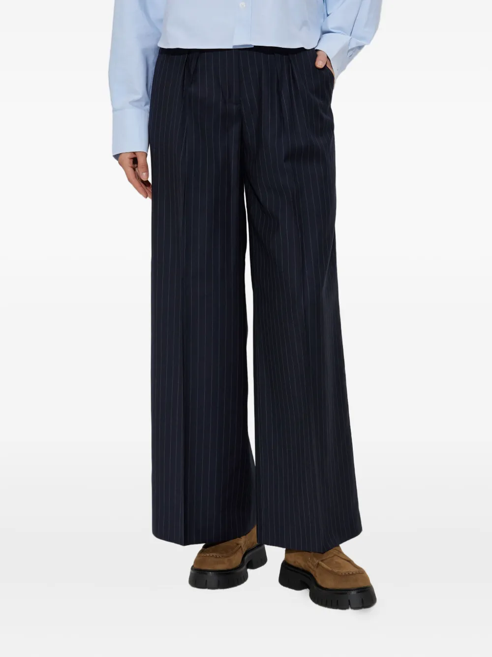 Брюки с панелями в тонкую полоску Officine Generale, синий
Брюки с панелями в тонкую полоску Officine Generale, синий