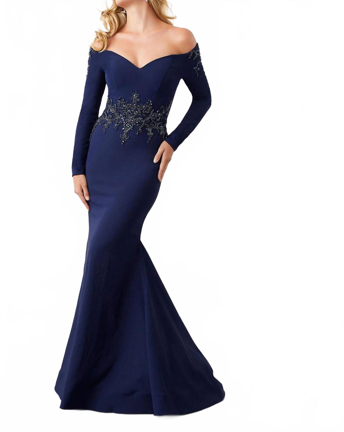 Вечернее платье с открытыми плечами в темно-синем цвете MGNY 
Вечернее платье с открытыми плечами в темно-синем цвете MGNY