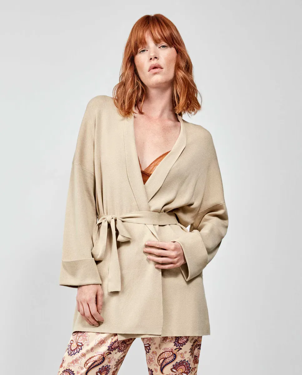 Короткий женский халат с поясом Gisela, бежевый
Короткий женский халат с поясом Gisela, бежевый
