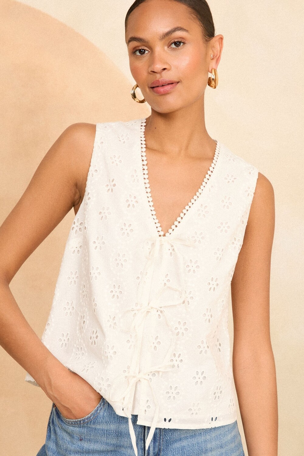 Топ без рукавов с завязками спереди Love & Roses, белый
Топ без рукавов с завязками спереди Love & Roses, белый