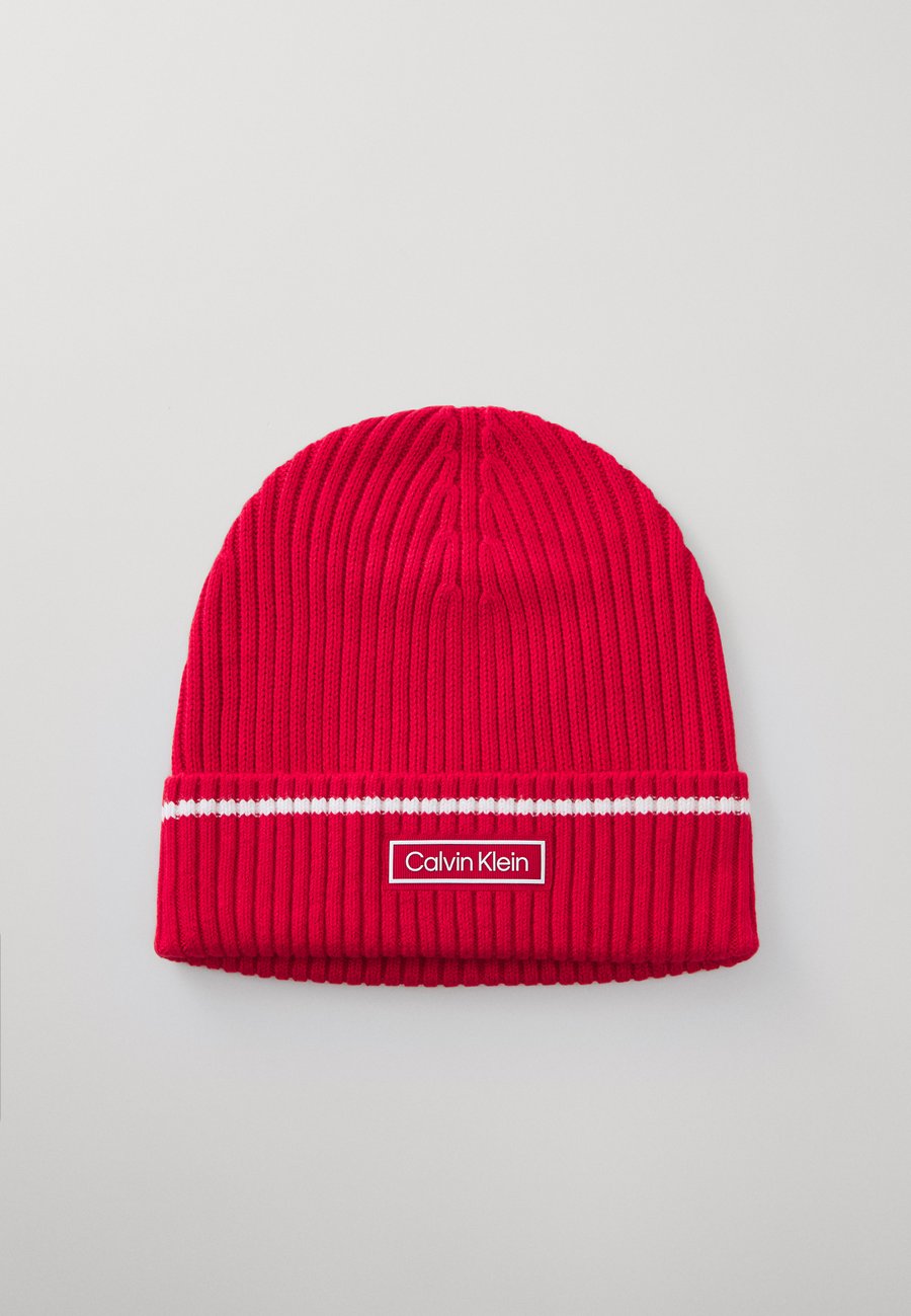 Шапка Calvin Klein PATCH CHUNKY UNISEX, Berry Sangria/Brilliant White/Red
Шапка Calvin Klein PATCH CHUNKY UNISEX, Berry Sangria/Brilliant White/Red