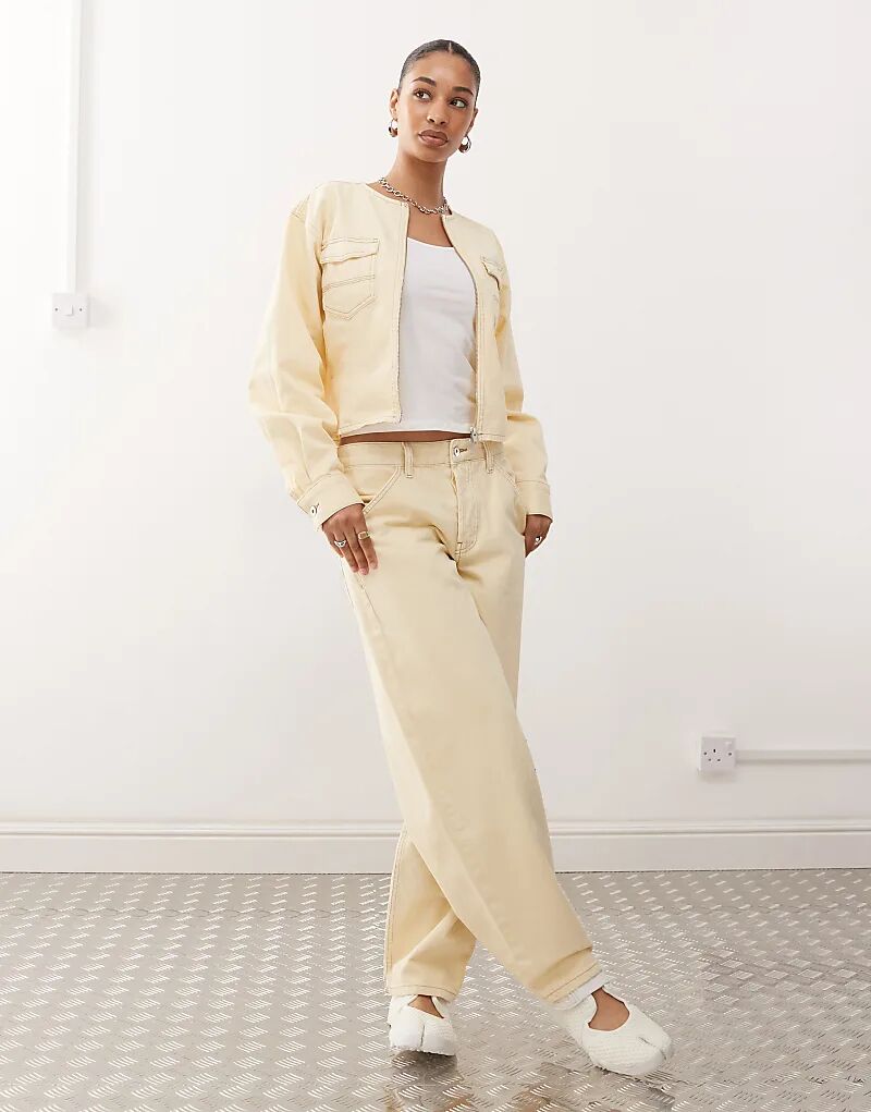 Приталенная джинсовая куртка COLLUSION с пряжкой-хомутом сзади в цвете пахты
Приталенная джинсовая куртка COLLUSION с пряжкой-хомутом сзади в цвете пахты