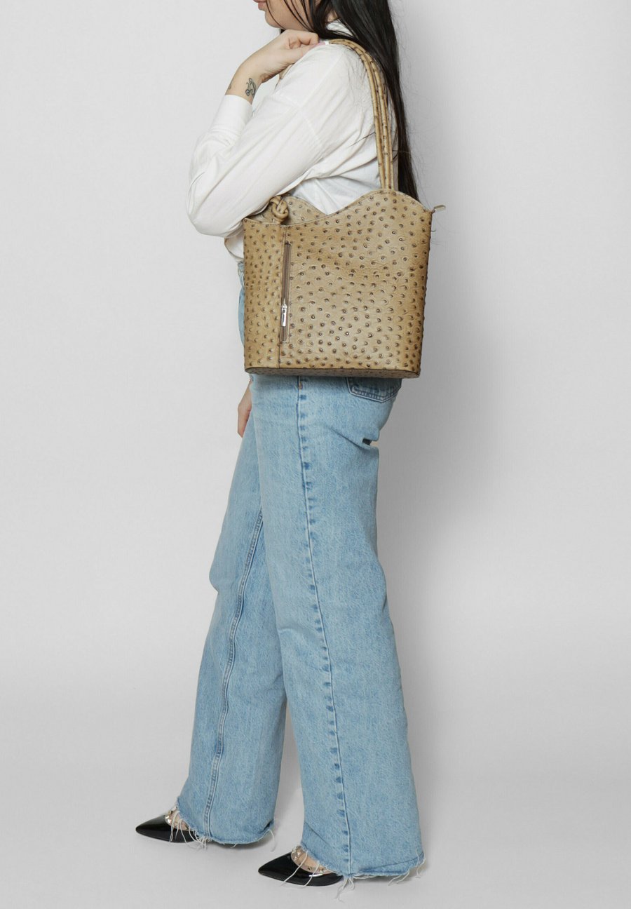 Рюкзак Chiara Ferretti Rucksack, Taupe
Рюкзак Chiara Ferretti Rucksack, Taupe