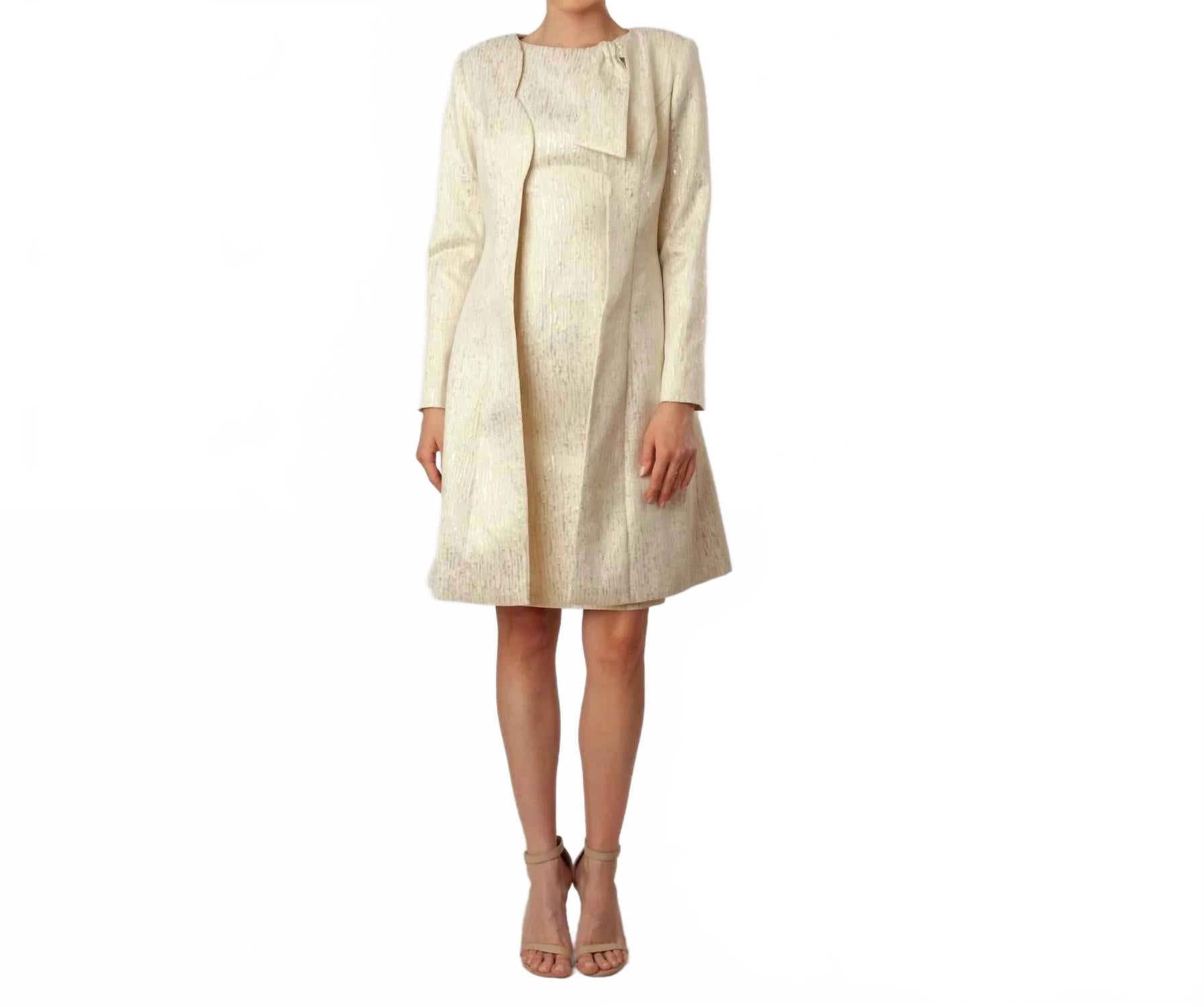 Золотое платье-футляр с воланами и накидкой Fly-Away Cenia
Золотое платье-футляр с воланами и накидкой Fly-Away Cenia