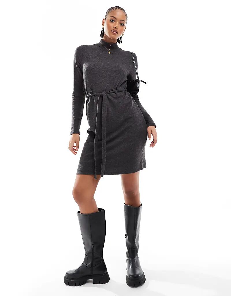 Трикотажное мини-платье с высоким воротом и поясом на талии черного цвета Vero Moda
Трикотажное мини-платье с высоким воротом и поясом на талии черного цвета Vero Moda