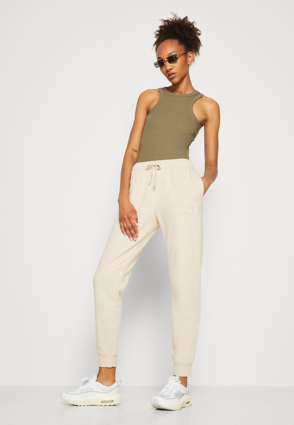 Спортивные штаны Club Pant Nike, Sanddrift/белый
Спортивные штаны Club Pant Nike, Sanddrift/белый