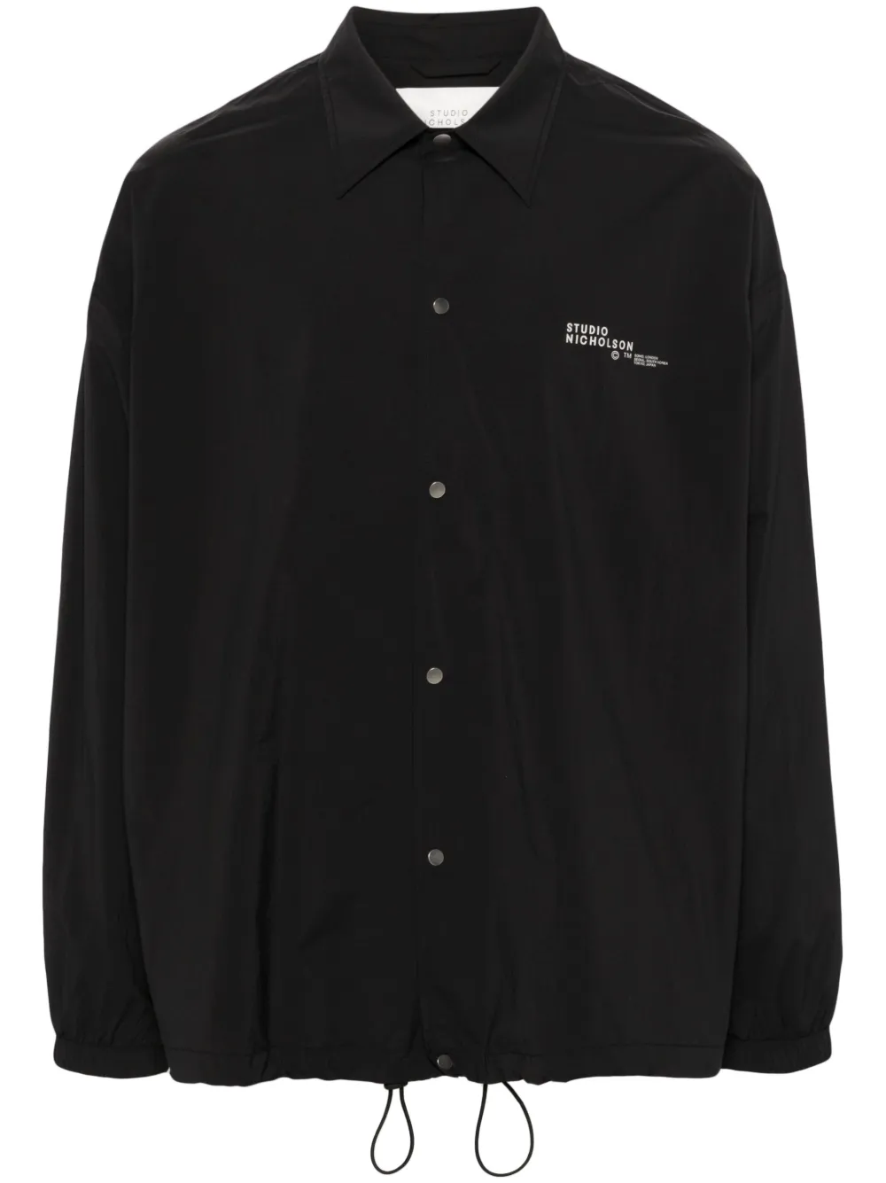 Куртка на кнопках с логотипом Studio Nicholson, черный
Куртка на кнопках с логотипом Studio Nicholson, черный