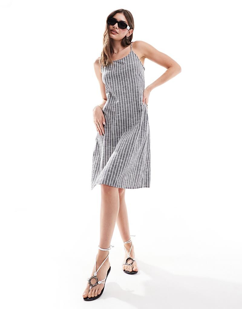 Vero Moda – Aware – Мини-платье кремового цвета в полоску с завязкой сзади
Vero Moda – Aware – Мини-платье кремового цвета в полоску с завязкой сзади