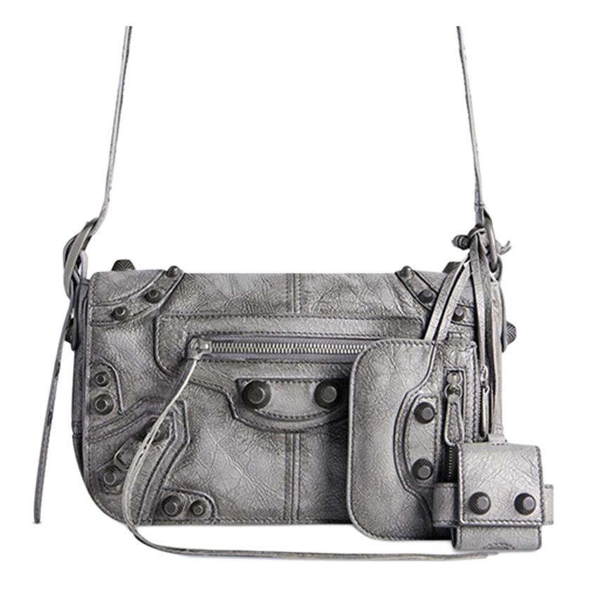 Balenciaga Сумка через плечо мини мужская серая
Balenciaga Сумка через плечо мини мужская серая