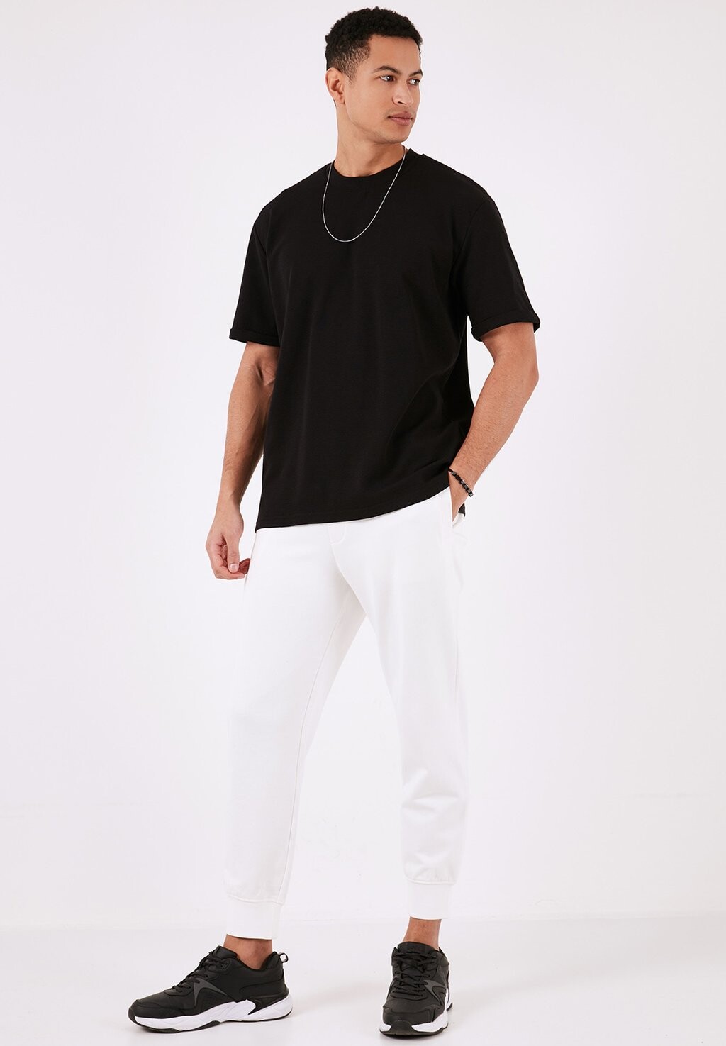 Базовая футболка Buratti, черный
Базовая футболка Buratti, черный