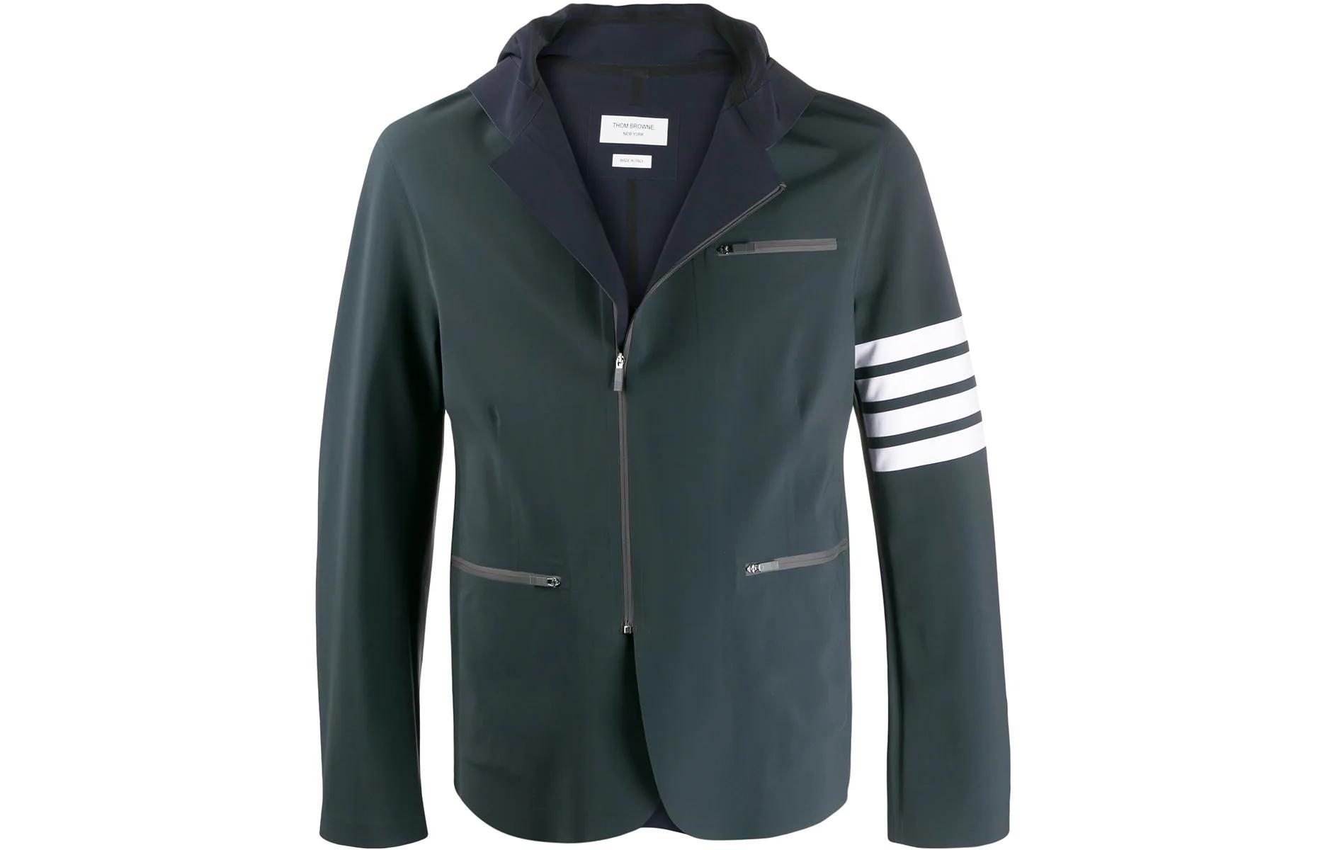 Облегченная технологичная куртка с капюшоном 4 полосы THOM BROWNE, темно-серый
Облегченная технологичная куртка с капюшоном 4 полосы THOM BROWNE, темно-серый