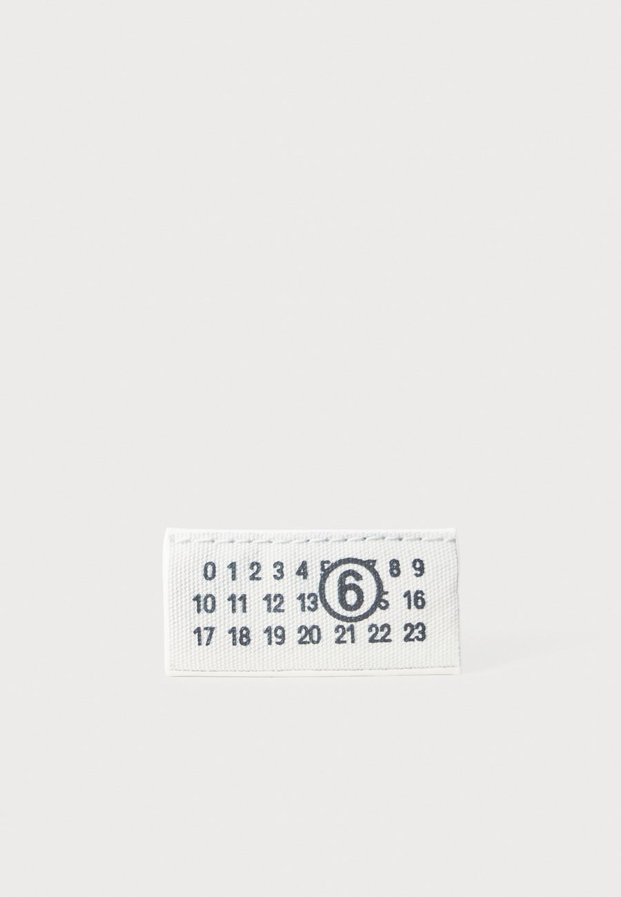 Клатч MM6 Maison Margiela TROMPE L'OEIL NUMERIC POCHETTE SMALL UNISEX, White
Клатч MM6 Maison Margiela TROMPE L'OEIL NUMERIC POCHETTE SMALL UNISEX, White