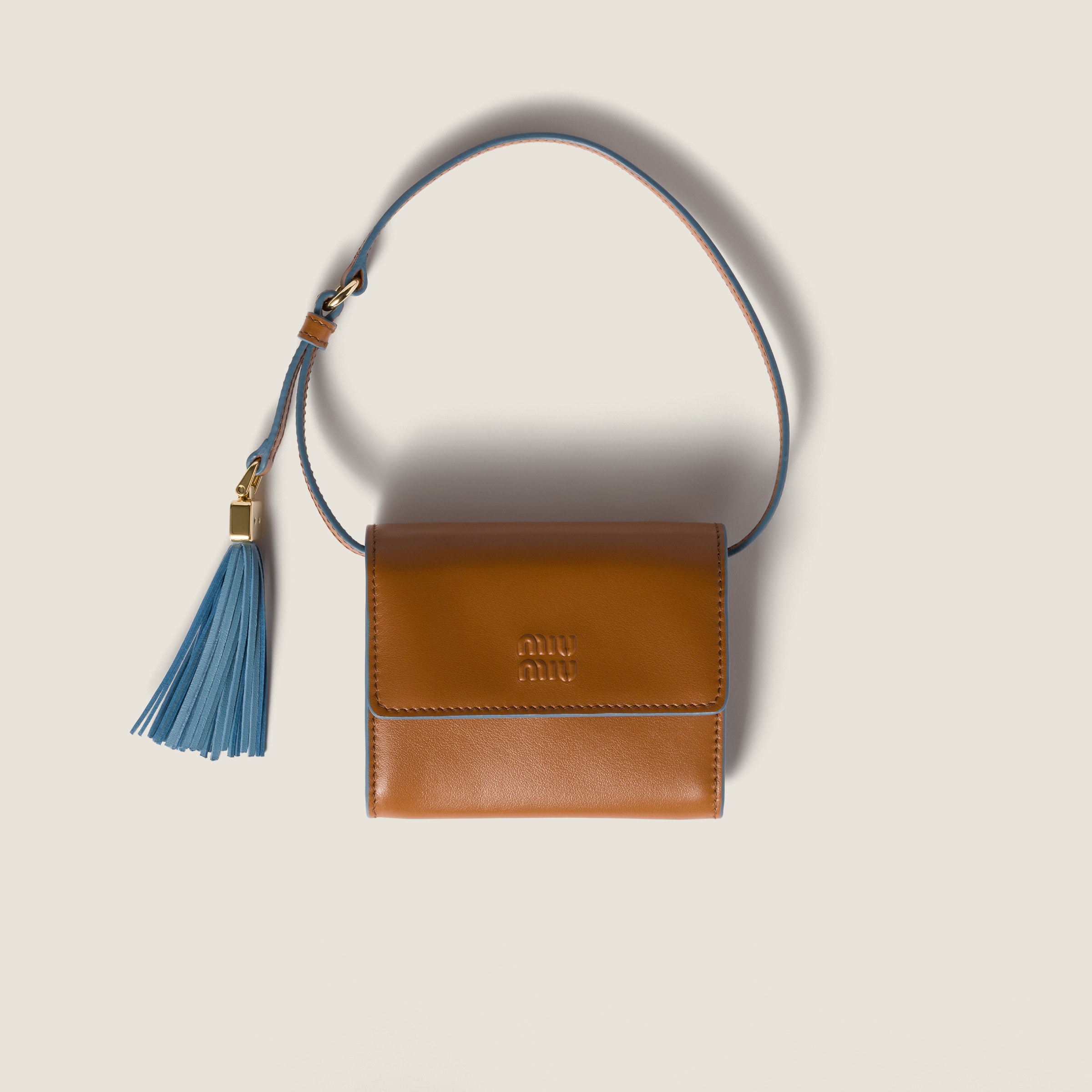 Кожаный кошелек с плечевым ремешком MIU MIU, коричневый
Кожаный кошелек с плечевым ремешком MIU MIU, коричневый