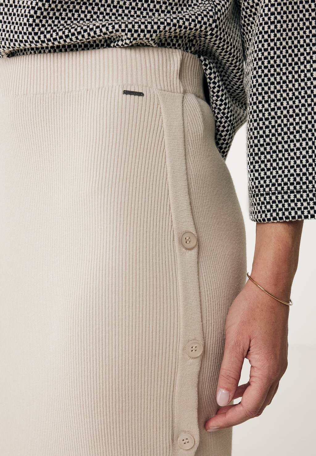 Юбка А-силуэта WITH BUTTONS AND SLIT Mexx, песочный 
Юбка А-силуэта WITH BUTTONS AND SLIT Mexx, песочный