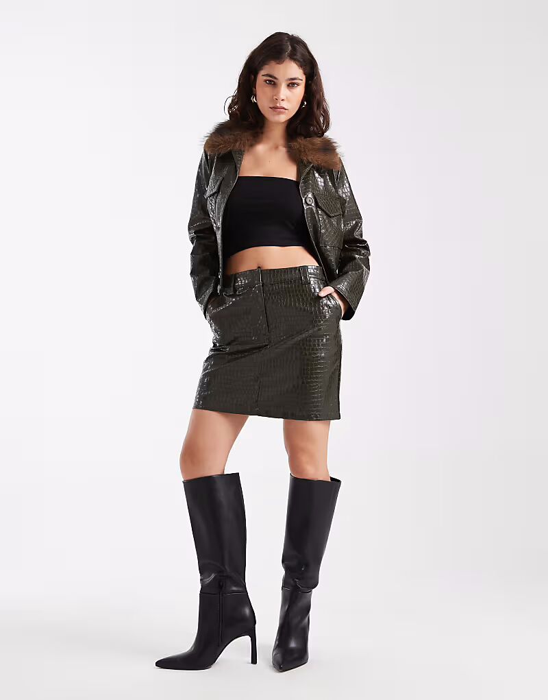 Мини-юбка из искусственной кожи с крокодиловым принтом цвета хаки New Look
Мини-юбка из искусственной кожи с крокодиловым принтом цвета хаки New Look